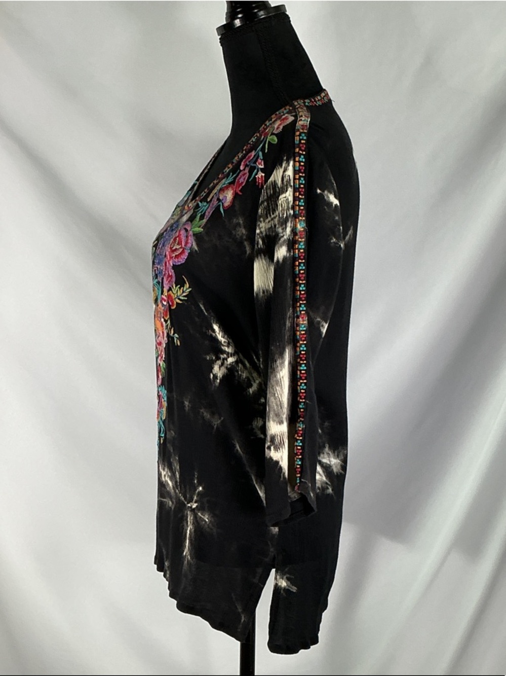 Calessa Black Embroidered V-Neck Floral Women's Tunic Size Small - Picture 5 of 8